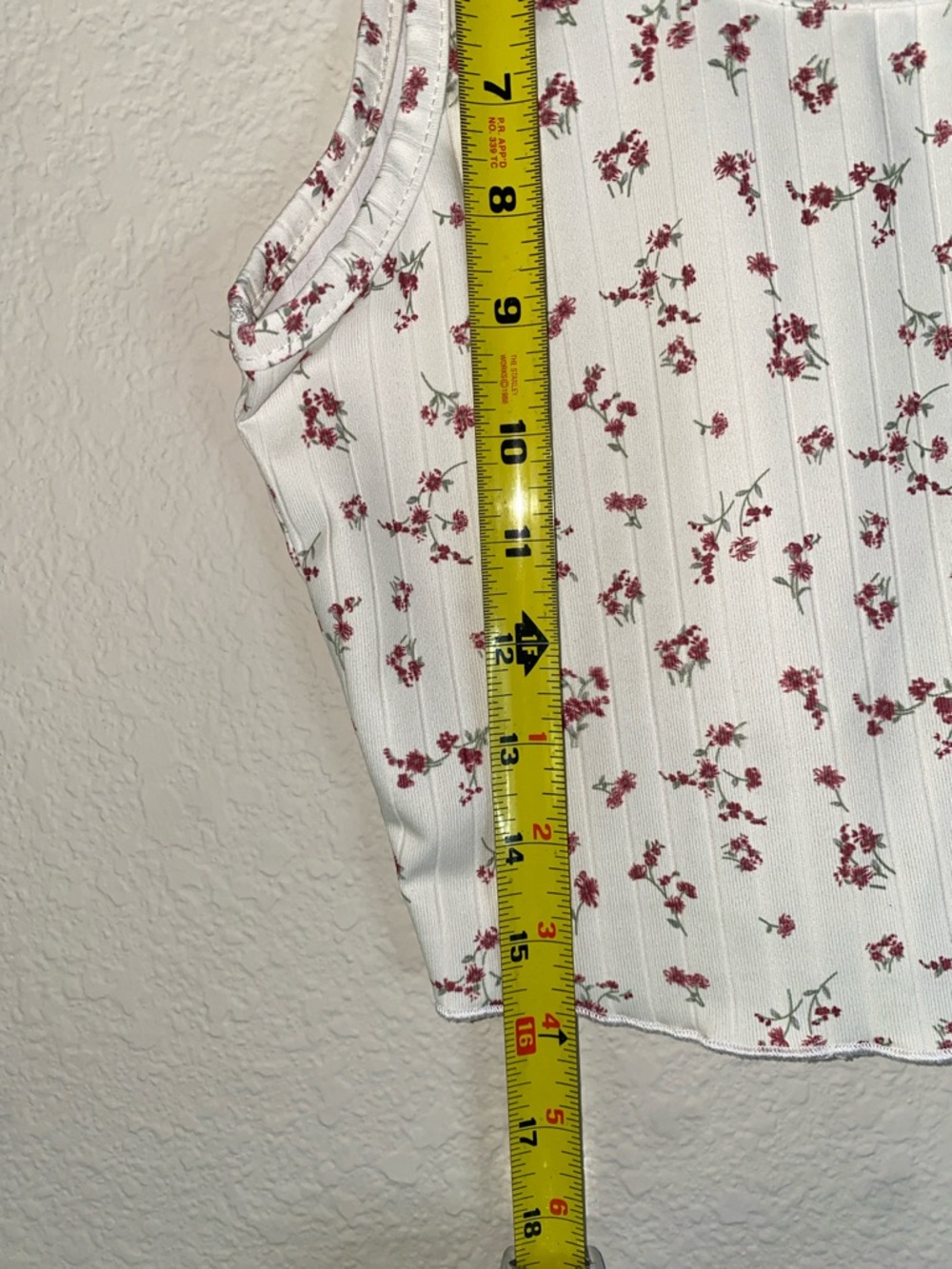🛍️Ribbed White Crop Top with Red and Green fine line detailed flowers! - Picture 6 of 7